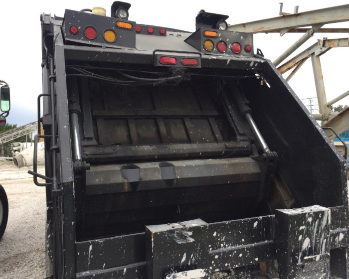 2004 STERLING GARBAGE TRUCK, BODY MCNEILUS 31YDS