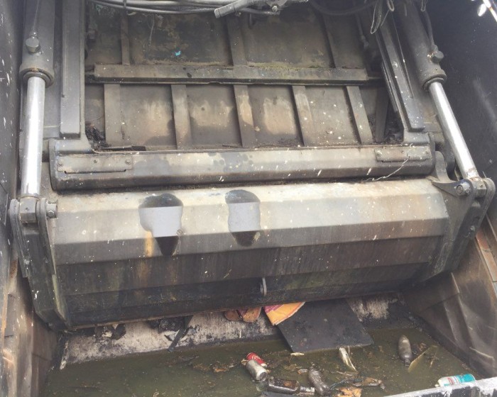 2004 STERLING GARBAGE TRUCK, BODY MCNEILUS 31YDS