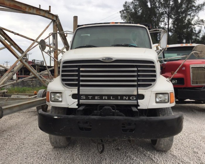 2004 STERLING GARBAGE TRUCK, BODY MCNEILUS 31YDS