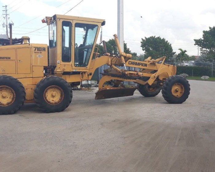 2000 CHAMPION 710 A SERIE III MOTOR GRADER