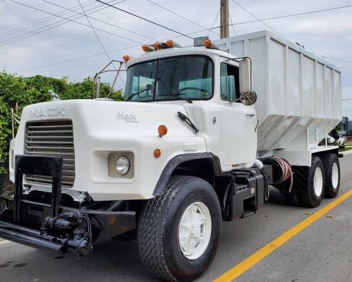 1993 MACK DM690S WATER TANK TRUCK