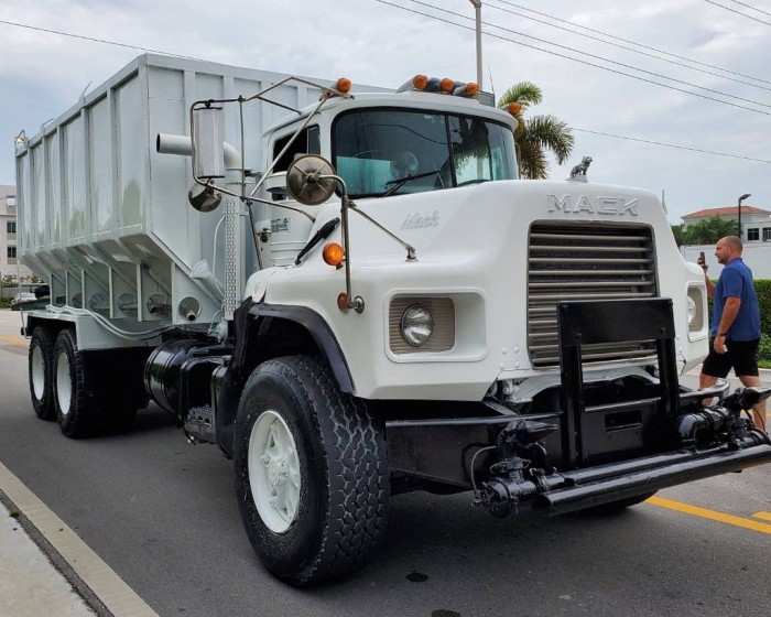 1993 MACK DM690S WATER TANK TRUCK