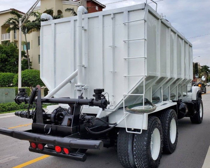 1993 MACK DM690S WATER TANK TRUCK
