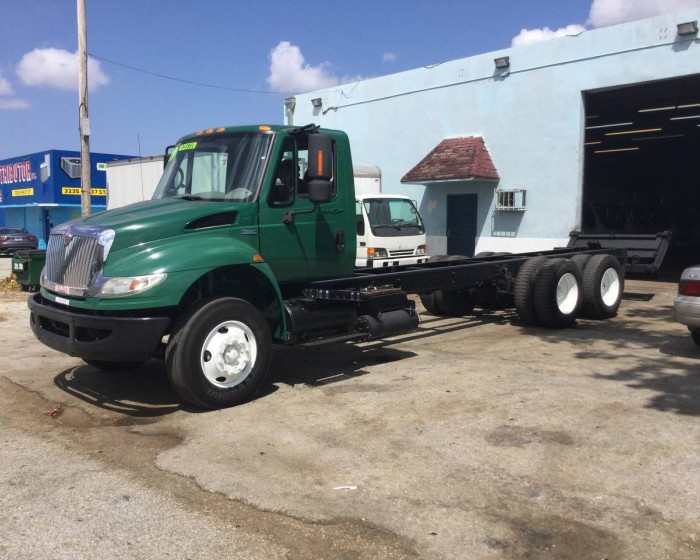 2009 INTERNATIONAL 4400 CAB & CHASSIS