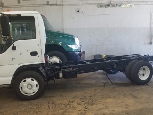 2004 ISUZU NPR CAB & CHASSIS TRUCK 