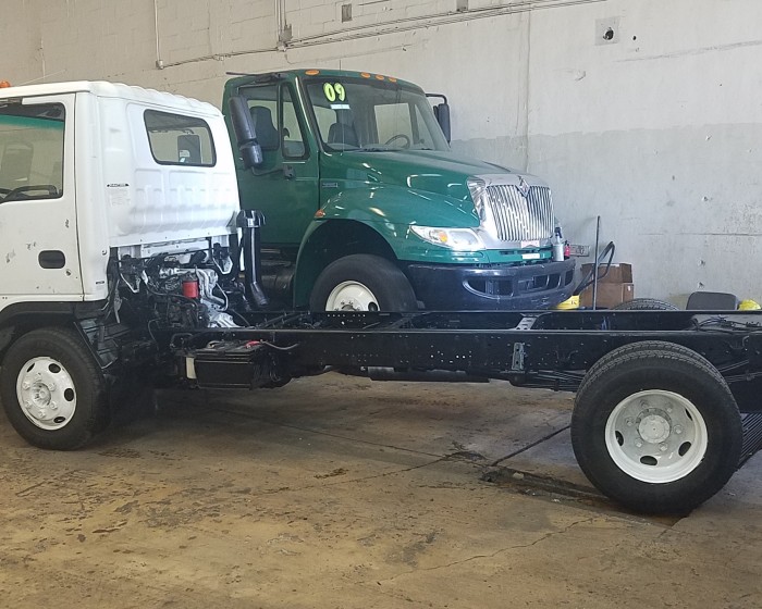2004 ISUZU NPR CAB & CHASSIS TRUCK 